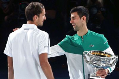 Næste års Australian Open, der begynder i januar, kan blive uden deltagelse af dette års to finalister, Novak Djokovic (t.h.) og Daniil Medvedev (t.v.). Begge spillere afviser at fortælle, om de er vaccineret mod covid-19, som formentlig bliver et krav for at kunne stille op.