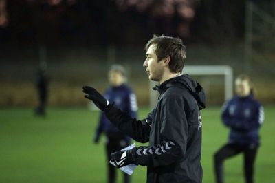 Træner Rasmus Hansen har siden 3. januar været på træningsbanen med Vildbjerg-kvinderne, der er undtaget for reglerne om forsamlingsforbuddet, fordi de går ind under elitereglerne. Foto: Flemming Hansen