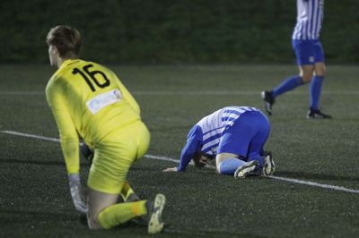 Den livlige angriber Magnus Max Struck-Jensen ærgrer sig over sig over en misset scoringsmulighed, mens Esbjerg-keeperen kan puste lettet ud. Foto: Henrik Ole Jensen