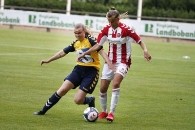 Vilja Dahl Pedersen (t.v.) - her i en kamp mod AaB - og resten af Vildbjerg-kvinderne leverede en fin præstation i lørdagens udekamp, men måtte se sig slået af topholdet B.93. Foto: Flemming Hansen