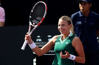 Estlands Anett Kontaveit jubler efter sejren over Barbora Krejcikova i åbningskampen ved kvindernes sæsonfinale i Mexico.