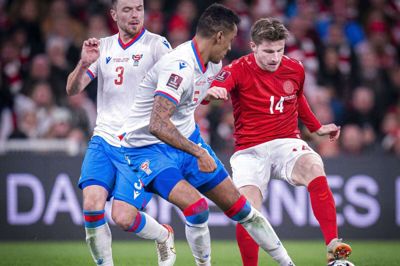 Anders Dreyer (t.h.) kom ind og fik debut for det danske fodboldlandshold efter 67 minutter i fredagens VM-kvalifikationskamp mod Færøerne. Den tidligere FCM-profil spillede også lidt over 10 minutter for Danmark i mandagens nederlag til Skotland. Billedet er fra kampen mod færingerne. Foto: Liselotte Sabroe/Ritzau Scanpix