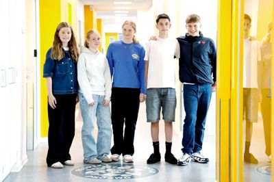Ida Mai Poulsgaard Hedegaard, Ida Mai Poulsgaard Hedegaard, Silka Mørk Andersen, Benjamin Lund og Oliver Hartig Hebsgaard fra Ikast Østre Skole gav Mediehuset et indblik i de unges hverdag, hvor rusmidler langsomt vinder indpas. Særligt nu er det vigtigt med gode rollemodeller.