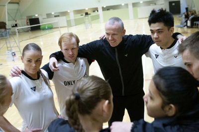 Sune Gavnholt (sort trøje) er en af fire badmintontrænere, der efter en længere proces er udvalgt til at komme på en elitetræneruddannelse under Badminton Danmark. Foto: Tom Laursen