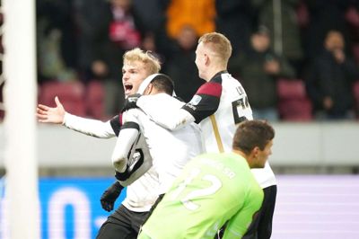 Ekstatisk midtjysk jubel mellem Gustav Isaksen, Victor Lind og Evander Ferreira efter sidstnævntes matchvindende scoring på straffespark i sidste minut. Foto: Claus Fisker/Ritzau Scanpix
