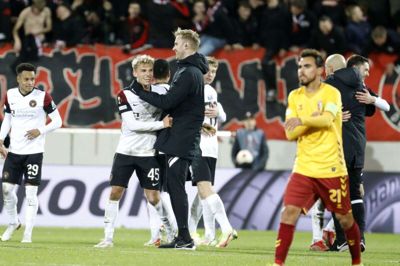 Gustav Isaksen (i.m.) stråler af sejrsglæde efter slutfløjtet. Havde FCM spillet 2-2, havde den 20-årige kantspiller givetvis sovet dårligt ovenpå sin missede friløber midt i anden halvleg. Måske er det det, assistenttræner Henrik Jensen her påpeger over for Isaksen, der spillede en flot halvleg og scorede målet til 2-1 - før den store afbrænder. Foto: Henrik Ole Jensen