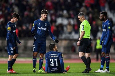 Da João Monteiro gav op i starten af anden halvleg, var dommeren tvunget til at fløjte kampen af, da der skal være minimum syv spillere på banen.