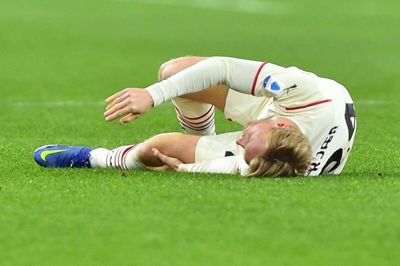 Der var ikke spillet lang tid af opgøret mellem Genoa og AC Milan, før Simon Kjær faldt til jorden med en skade. Foto: Massimo Pinca/Reuters