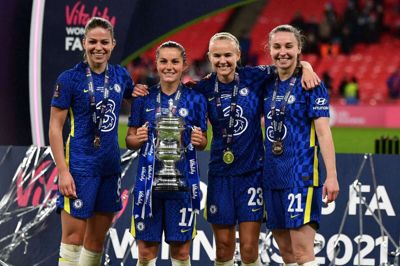 Pernille Harder (nummer tre fra venstre) har det brede smil på efter FA Cup-triumfen. Fra venstre er det: tyske Melanie Leupolz, canadiske Jessie Fleming, Pernille Harder og engelske Niamh Charles. Foto: Ritzau Scanpix