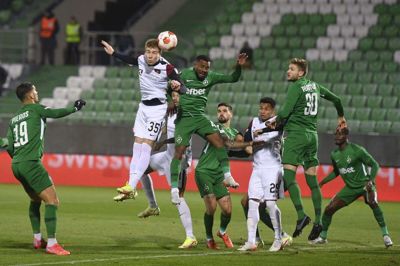 FCM's Charles (35) header på mål under torsdagens match ude mod Ludogorets. Foto: Ritzau Scanpix