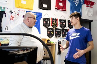 Collegeleder Karsten Werge og Paul Menck har indtil videre kæmpet forgæves for at skaffe en spilletilladelse for den 16-årige målmand. Men der er hjælp på vej fra DBU. Foto: Jørn Deleuran