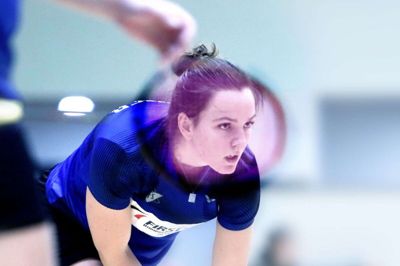 Lisa Kramer var involveret i to forrygende kampe. I mixeddouble tabte hun og Rasmus Kæseler knebent i tre sæt, men senere tog hun revanche i en vild tresætssejr i damedouble med 17-årige Vibse Jonassen. Foto: Henrik Ole Jensen