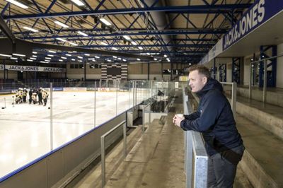 Torben Skovsgaard, direktør for Herning Blue Fox, glæder sig over håndsrækningen til Herning Isstadion, der også selv vil gøre deres del for at spare. Foto: Tom Laursen