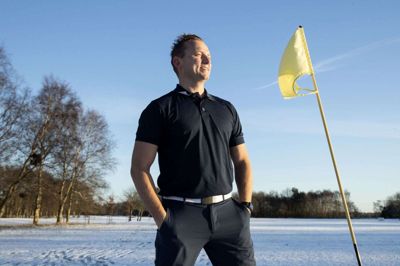 44-årige Daniel Kristensen er tidligere dansk mester i brydning. Han har stadig tilknytning til brydningen, men i dag er det er golfsporten, der fylder mest. Han er nemlig ansat som salgs- og sponsorchef på den professionelle golf-tour Ecco Touren. På billedet er han gået en tur ud på banen ved Herning Golfklub. Foto: Jørn Deleuran