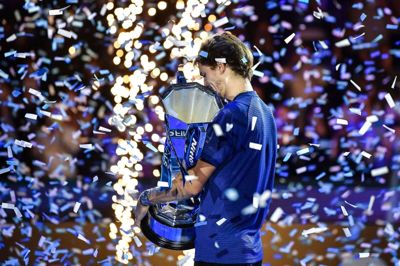 Alexander Zverev krammer sit trofæ, efter at han slog russiske Daniil Medvedev i finalen ved ATP Finals i november.