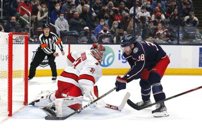 Frederik Andersen redder et forsøg fra Columbus Blue Jackets’ Boone Jenner i lørdagens opgør. Foto: Russell Labounty/Ritzau Scanpix