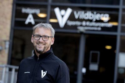 Klaus S, Andersen er glad for, at SønderjyskE har valgt at komme tilbage til Vildbjerg. - Det kan også være, de har set, hvordan vi håndterer alle udfordringerne omkring corona sidste år, siger han. Foto: Jørn Deleuran