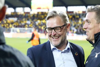 Mesterskabet er i hus i sommeren 2020, og direktøren er glad. Claus Steinlein lykønsker trænere og spillere på stribe med det velkendte glade sejrssmil på. Foto: Tom Laursen