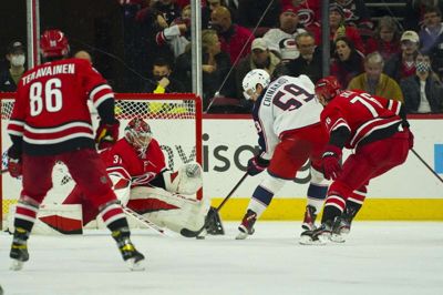 Yegor Chinakhov fra Columbus Blue Jackets sender pucken forbi Frederik Andersen til 4-0. Straks derefter blev herningenseren skiftet ud. Men reserven gjorde det ikke spor bedre. Foto: James Guillory/USA Today/Ritzau Scanpix