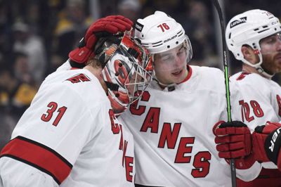 Frederik Andersen får et venligt klap fra backen Brady Skjei efter en redning i storsejren på udebane mod Boston Bruins. Foto: Bob DeChiara/USA TODAY Sports/Ritzau