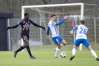Forsvarstalentet Ousmane Diomande (tv.) - her under en træningskamp mod Esbjerg - udlejes til portugisisk fodbold for resten af sæsonen. Foto: Jørn Deleuran