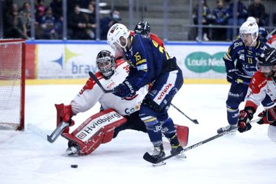 Markus Jensen forsøger at komme uden om George Sørensen i Aalborg-målet. Foto: Tom Laursen