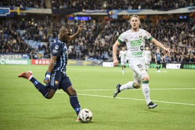 Edward Chilufya (t.v.) sender et indlæg af sted for snuden af Hampus Zackrisson fra Varberg. Den 22-årige kantspiller var i den forgangne sæson en markant profil hos Djurgården i Allsvenskan. Foto: Erik Simander /TT/Ritzau Scanpix