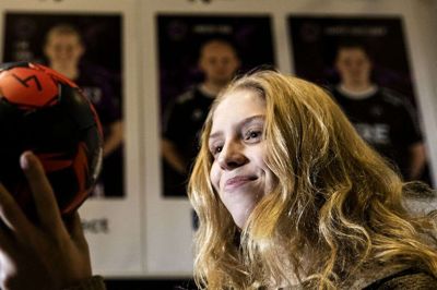Julie Mathiesen Scaglione poserer for fotografen. Det 17-årige stortalent fra Herning-Ikast Håndbold satser alt på en professionel håndboldkarriere - og lader sig ikke tynge af forventningspresset. Foto: Tom Laursen