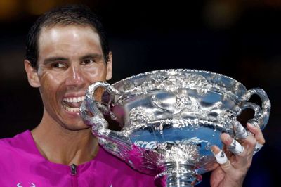 Rafael Nadal med beviset på, at han søndag vandt finalen i Australian Open.