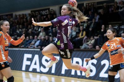 Emma Friis og HIH kæmpede forgæves mod topholdet i Odense. Foto: Jørn Deleuran