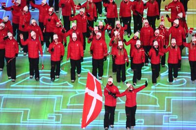 Frans Nielsen og Madeleine Dupont bar sammen Dannebrog ind i front for et usædvanligt stort dansk hold. Foto: Ritzau Scanpix
