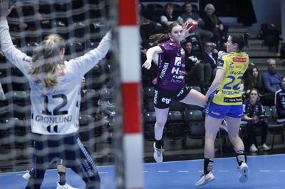 Alberte Ebler lægger an til skud i lørdagens hjemmekamp mod Storhamar. Foto: Tom Laursen