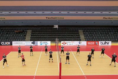 Sådan ser det nye gulv ud, som Ikast KFUM og Ikast Volley Rams i går tog i brug i IBF Arena. Foto: Hamistolen.dk