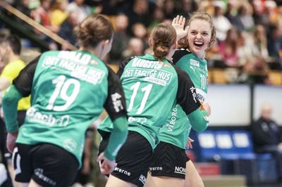 Kristina Jørgensen (th.) og resten af Viborg-spillerne er videre som gruppevindere.