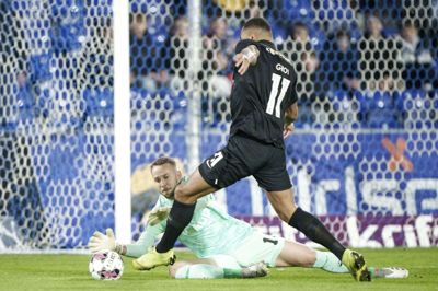 Randers-keeper Patrik Carlgren havde nok at se til i opgøret mod Viborg, som afsluttede forårets første Superliga-runde.