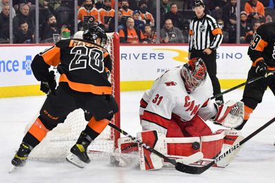 Frederik Andersen disker op med en redning over for Gerry Mayhew fra Philadelphia Flyers. Foto: Ritzau Scanpix