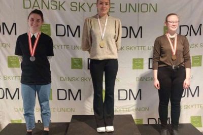 Rikke Mæng endte øverst på podiet ved lørdagens danske mesterskaber i riffelskydning på 10 meter. Foto: Dansk Skytte Union