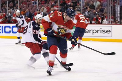 Oliver Bjorkstrand forsøger at få pucken fra Carter Verhaeghe i udekampen mod Florida Panthers. Herningenserens hold vandt overraskende 6-3. Foto: Jasen Vinlove-USA TODAY Sports