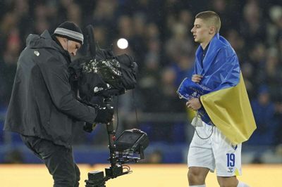 Vitaliy Mykolenko var svøbt i det ukrainske flag, da han torsdag aften gik på banen på Goodison Park mod Boreham Wood i FA Cuppen.
