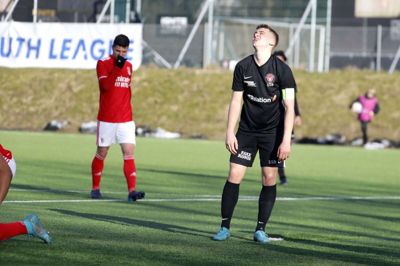 Anfører Oscar Fraulo kan ikke skjule sin ærgrelse efter en misset midtjysk chance i slutfasen. Den 18-årige midtbanegeneral har spillet en stor sæson i Youth League med fem mål og tre assists i seks kampe. Foto: Tom Laursen