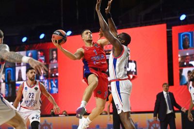 Gabriel "Iffe" Lundberg (i rødt) kom i 2021 til CSKA Moskva, men han forlod klubben efter Ruslands invasion af Ukraine. (Arkivfoto)