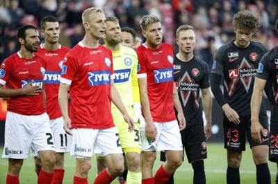 - Vi ved, det bliver virkelig svært. Kampen derude er den eneste, hvor vi ikke har haft noget at komme efter. Men vi står et bedre sted nu, og jeg synes, vi ser skarpe ud. Men vi skal også spille op til vores bedste og toppræstere, siger Tobias Salquist, der her ses tættest på kameraet. Foto: Henrik Ole Jensen