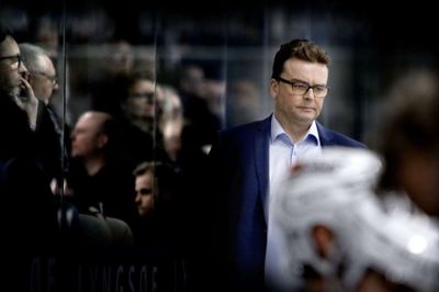 Cheftræner Pekka Tirkkonen står dybt skuffet tilbage, da tiden rinder ud på haluret, og nederlaget står klart. Men den 53-årige finne får chancen for revanche næste sæson, fastslår klubbens formand. Foto: Henrik Ole Jensen