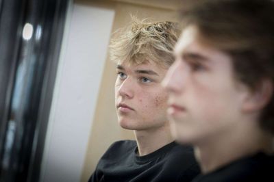 Mads Nybo Lauritsen kunne i går fejre sin 17 års fødselsdag i landsholdslejren i Silkeborg. Den solide midterforsvarer nåede dog at få gaver hjemme hos familien i Herning, før han satte kurs mod landsholdshotellet, Radisson Blu. Foto: Martin Ballund