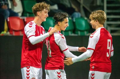 Gustav Fraulo (t.v.) fra FC Midtjylland fejrer 2-0-scoringen med målscorer Noah Sahsah (i.m.) og Elias Hansborg-Sørensen. Foto: Nicolai Berthelsen