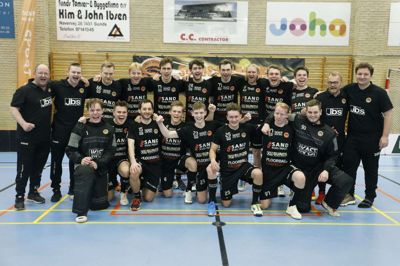 De glade og stolte Sunds-spillere umiddelbart efter, at holdet før første gang spillede sig i en DM-finale. Foto: Henrik Ole Jensen