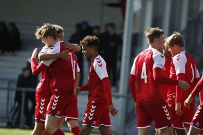 Sejrskrammer efter 5-0-målet: Randers-angriberen Alexander Simmelhack (nr. 7) bliver lykønsket af kollegerne efter sin scoring, der cementerede storsejren. Foto: Malene Tswai