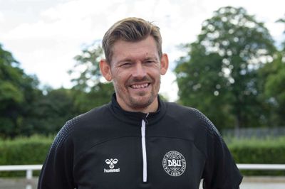 Landstræner Lars Knudsen var både skuffet og stærkt utilfreds med baneforholdene, da det danske U19-landshold tabte 0-2 til Østrig på en oversvømmet bane. Foto: Per Kjærbye/fodboldbilleder.dk