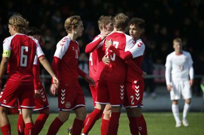 Dansk jubel på EDC Arena i Ikast: Magnus Munck Bjørnholm har bragt det danske U17-landshold på 1-0 og bliver lykønsket af holdkammeraterne. Foto: Malene Tswai
