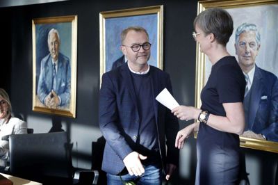 Jesper Lauridsen fra Sunds Seahawks blev i aftes hædret som årets idrætsleder i Herning Kommune med håndtryk fra borgmester Dorte West (V) og en check på 10.000 kroner fra Nordea. Foto: Henrik Ole Jensen